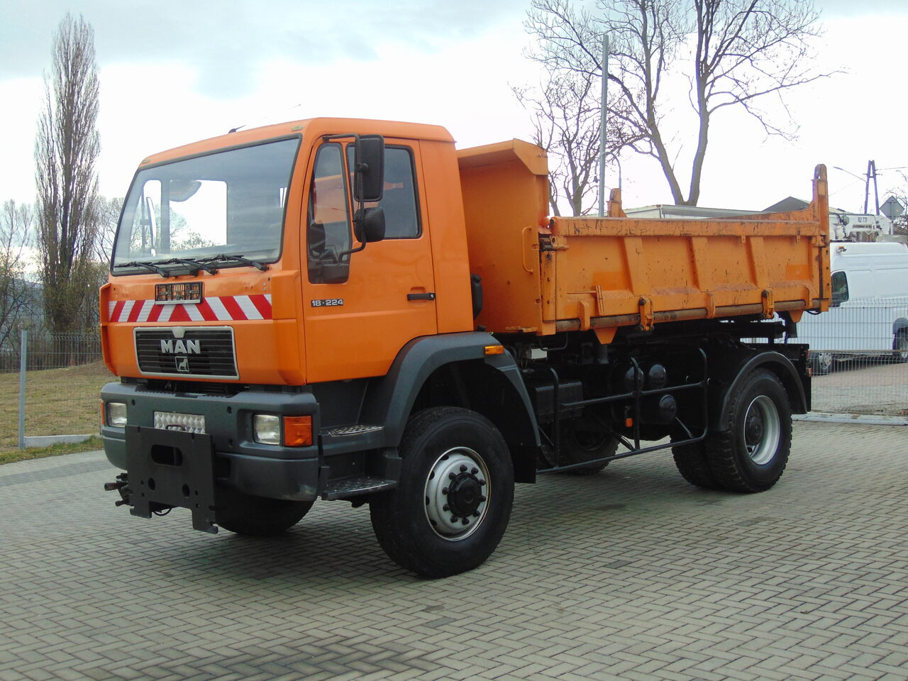 MAN 18-224 4x4 KIPER - Istovarivač: slika 1 MAN 18-224 4x4 KIPER - Istovarivač: slika 1