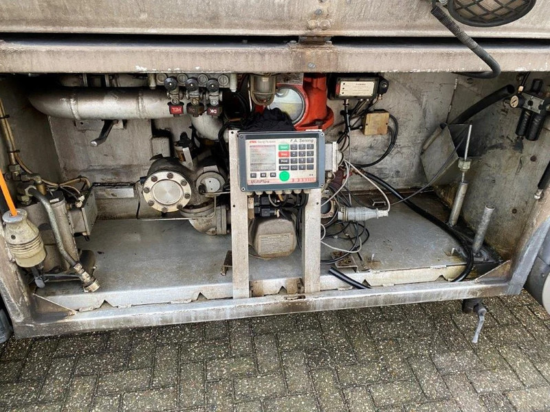 DAF 65CF-240 / FULL STEEL / POMP / 3 COMPARTIMENTS / 8350 LITER / ONLY:25969 KM / EURO-2 / MANUAL / GOOD CONDITION DAF 65CF-240 / FULL STEEL / POMP / 3 COMPARTIMENTS / 8350 LITER / ONLY:25969 KM / EURO-2 / MANUAL / GOOD CONDITION: slika 11