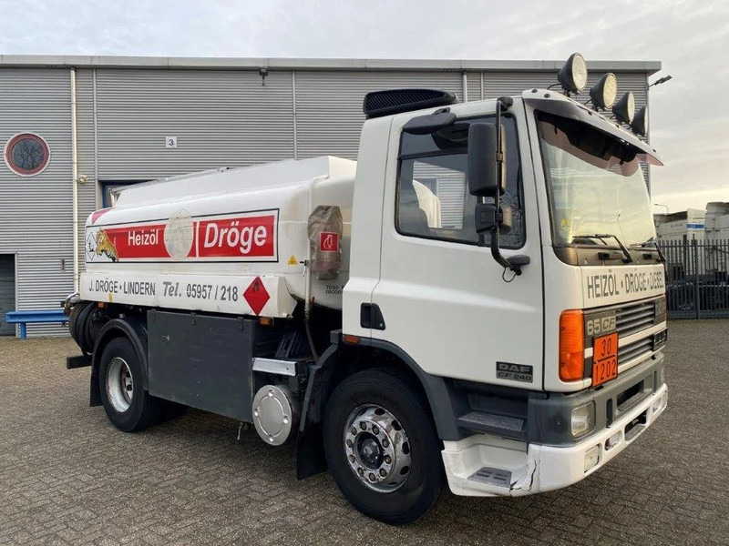 DAF 65CF-240 / FULL STEEL / POMP / 3 COMPARTIMENTS / 8350 LITER / ONLY:25969 KM / EURO-2 / MANUAL / GOOD CONDITION - Kamion cisterna: slika 2 DAF 65CF-240 / FULL STEEL / POMP / 3 COMPARTIMENTS / 8350 LITER / ONLY:25969 KM / EURO-2 / MANUAL / GOOD CONDITION - Kamion cisterna: slika 2