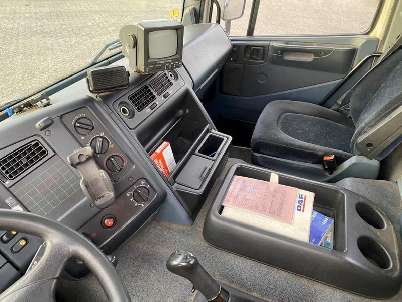 DAF 65CF-240 / FULL STEEL / POMP / 3 COMPARTIMENTS / 8350 LITER / ONLY:25969 KM / EURO-2 / MANUAL / GOOD CONDITION DAF 65CF-240 / FULL STEEL / POMP / 3 COMPARTIMENTS / 8350 LITER / ONLY:25969 KM / EURO-2 / MANUAL / GOOD CONDITION: slika 16