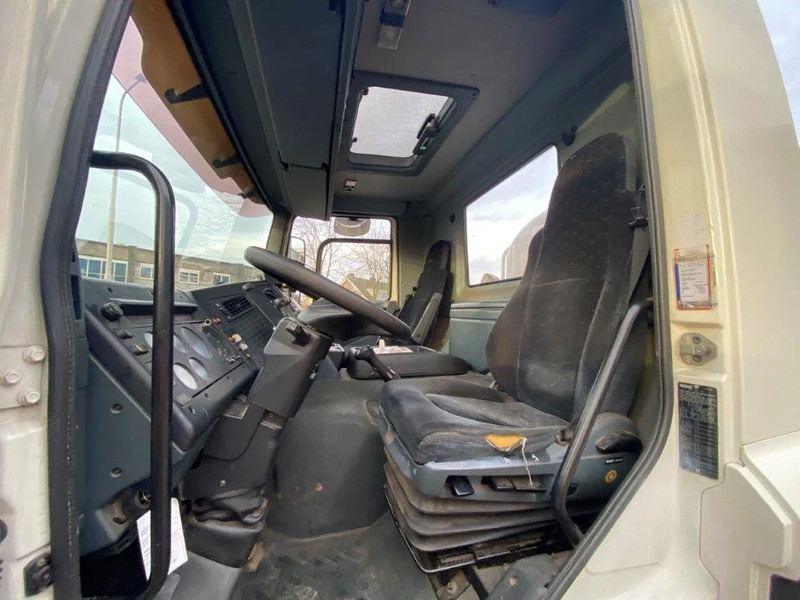 Interior photo 1: DAF 65CF-240 / FULL STEEL / POMP / 3 COMPARTIMENTS / 8350 LITER / ONLY:25969 KM / EURO-2 / MANUAL / GOOD CONDITION DAF 65CF-240 / FULL STEEL / POMP / 3 COMPARTIMENTS / 8350 LITER / ONLY:25969 KM / EURO-2 / MANUAL / GOOD CONDITION