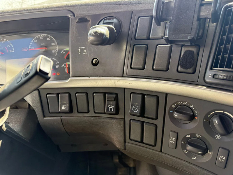 Volvo FH12-420 / CRANE AMCO VEBA V8204S / REMOTE / XENON / AIRCO / ANALOGE TACHO / MANUAL / EURO-3 / 2003 Volvo FH12-420 / CRANE AMCO VEBA V8204S / REMOTE / XENON / AIRCO / ANALOGE TACHO / MANUAL / EURO-3 / 2003: slika 19