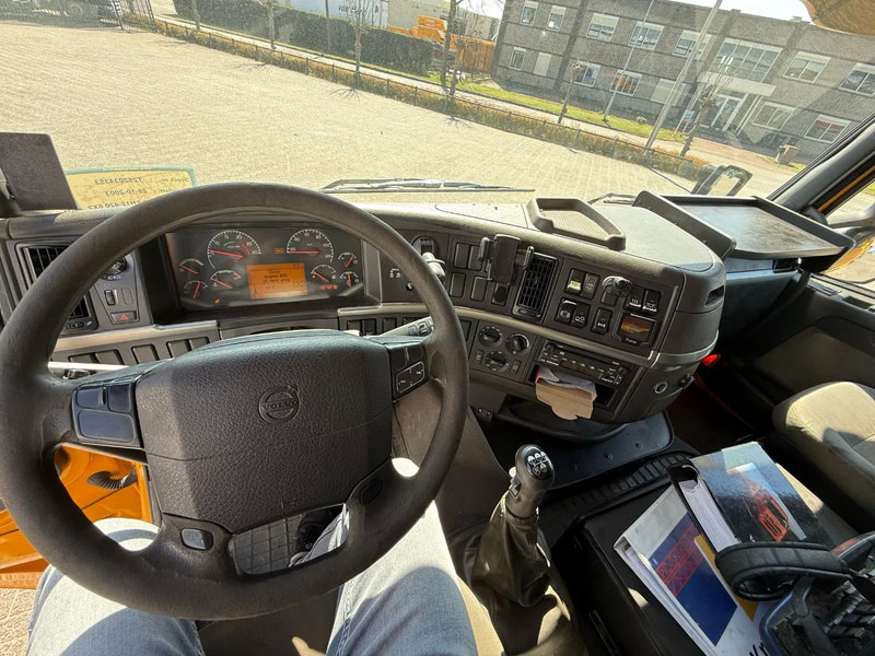 Interior photo 1: Volvo FH12-420 / CRANE AMCO VEBA V8204S / REMOTE / XENON / AIRCO / ANALOGE TACHO / MANUAL / EURO-3 / 2003 Volvo FH12-420 / CRANE AMCO VEBA V8204S / REMOTE / XENON / AIRCO / ANALOGE TACHO / MANUAL / EURO-3 / 2003