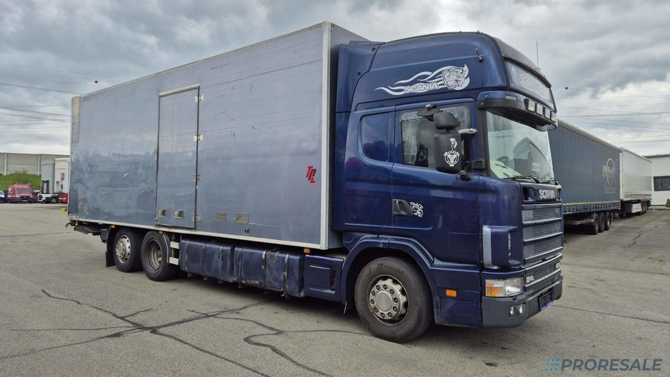 SCANIA R124 LB 6X2 EURO 3 - skříňový + hydraulické čelo - Kamion sa zatvorenim sandukom: slika 1 SCANIA R124 LB 6X2 EURO 3 - skříňový + hydraulické čelo - Kamion sa zatvorenim sandukom: slika 1