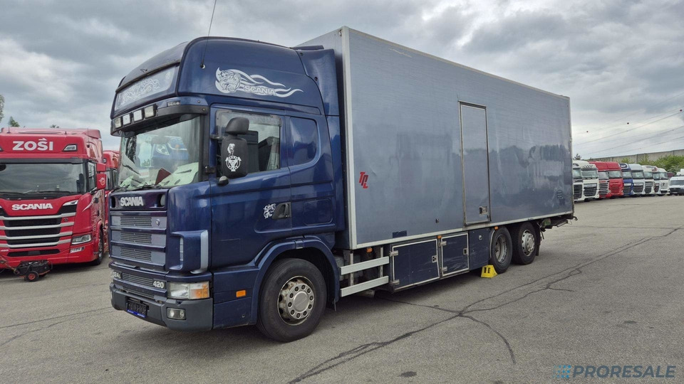 SCANIA R124 LB 6X2 EURO 3 - skříňový + hydraulické čelo - Kamion sa zatvorenim sandukom: slika 2 SCANIA R124 LB 6X2 EURO 3 - skříňový + hydraulické čelo - Kamion sa zatvorenim sandukom: slika 2
