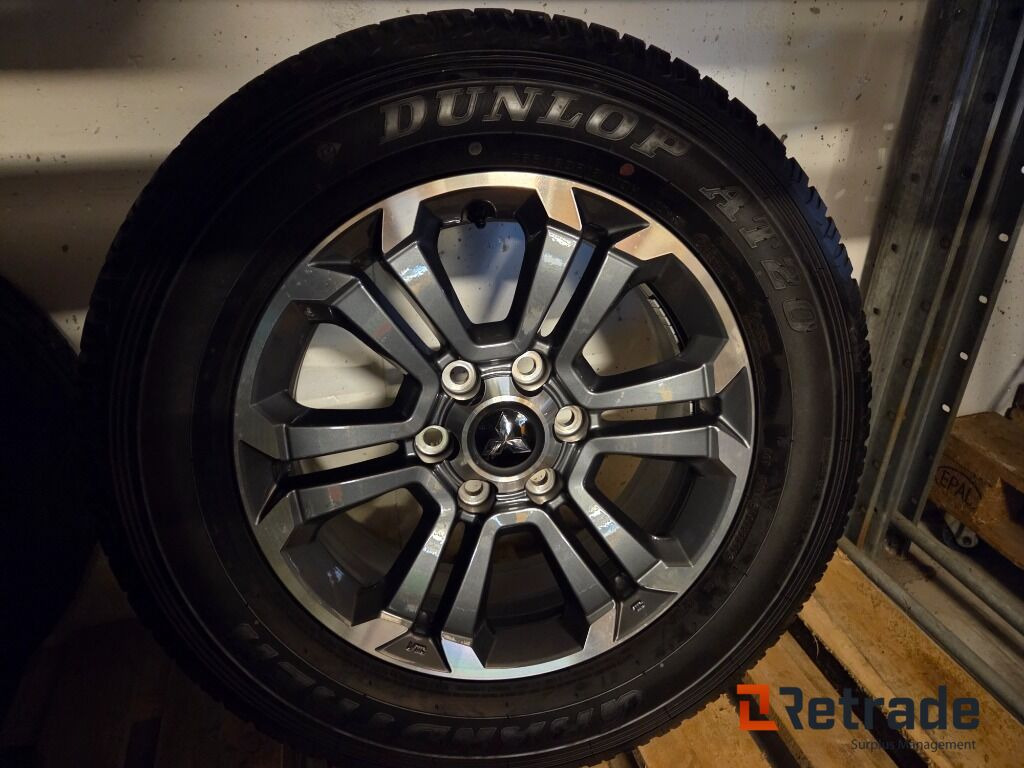 4 stk ubrukte felger og dekk som passer Mitsubishi L200 2022 mod - Građevinska oprema: slika 1 4 stk ubrukte felger og dekk som passer Mitsubishi L200 2022 mod - Građevinska oprema: slika 1