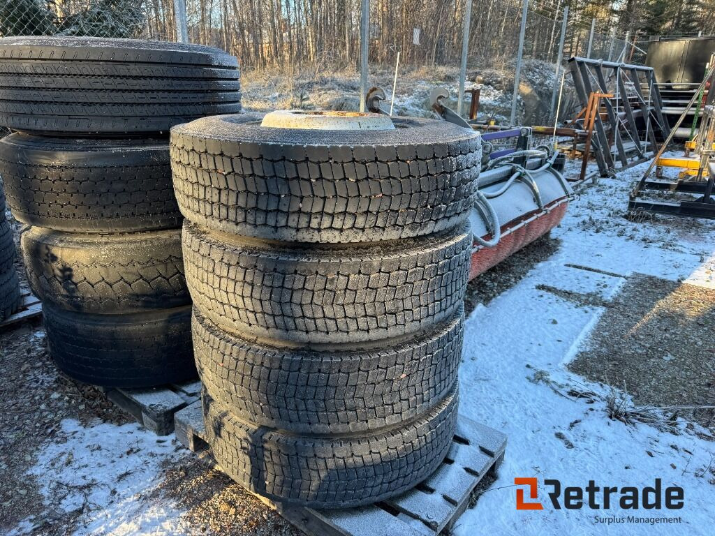 Parti med däck och fälg Volvo lastbil - Kompletan točak za Kamion: slika 2 Parti med däck och fälg Volvo lastbil - Kompletan točak za Kamion: slika 2