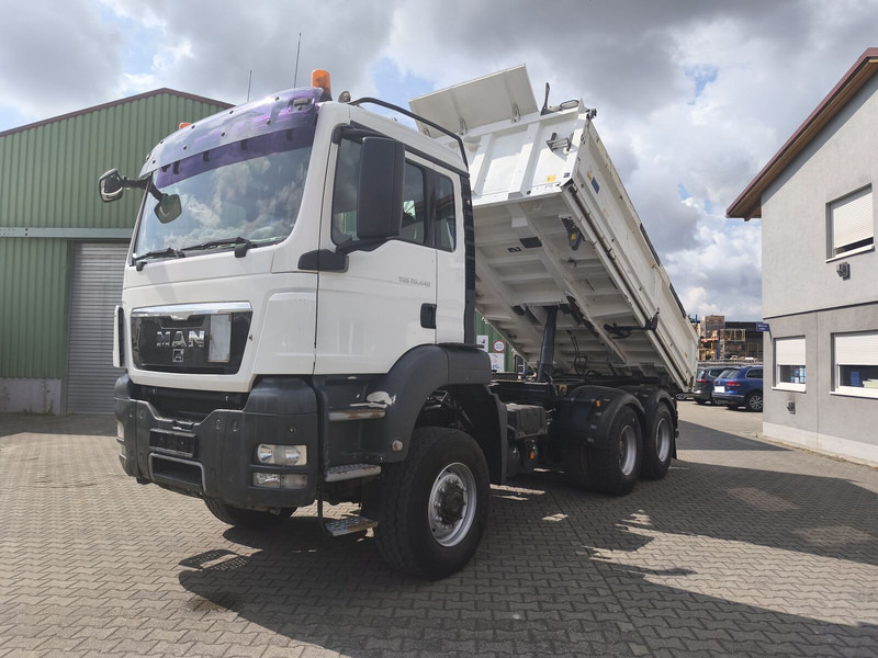 MAN TGS 26.400 6x6 GL Meiller Dreiseitenkipper Bordmatik Plane Euro - Istovarivač: slika 2 MAN TGS 26.400 6x6 GL Meiller Dreiseitenkipper Bordmatik Plane Euro - Istovarivač: slika 2