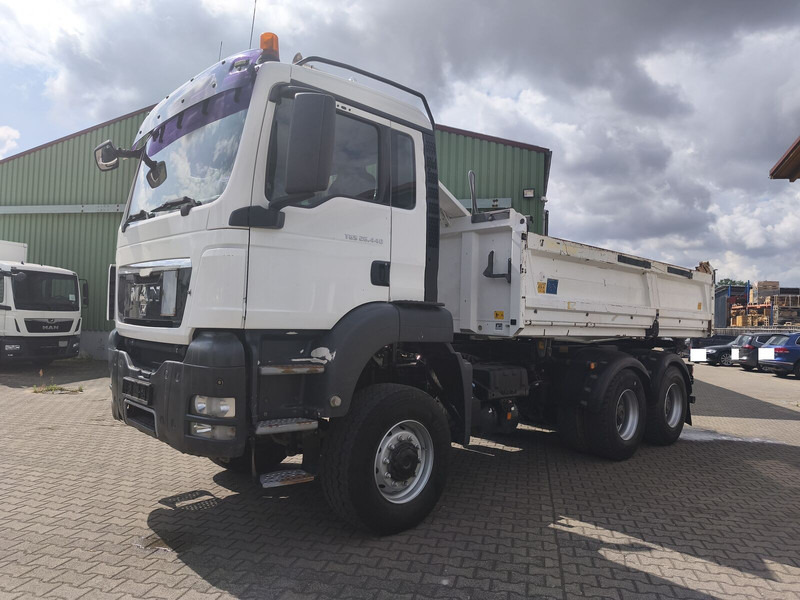 MAN TGS 26.400 6x6 GL Meiller Dreiseitenkipper Bordmatik Plane Euro - Istovarivač: slika 3 MAN TGS 26.400 6x6 GL Meiller Dreiseitenkipper Bordmatik Plane Euro - Istovarivač: slika 3