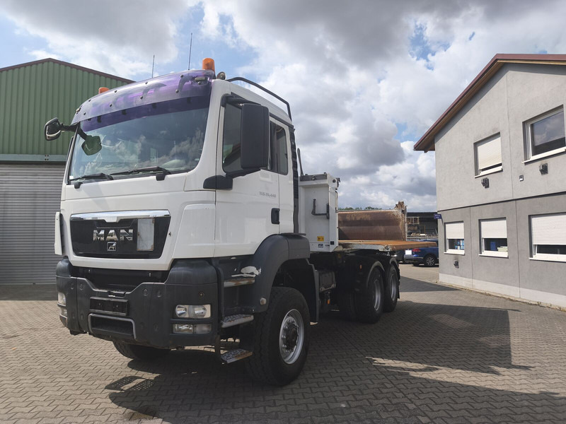 MAN TGS 26.400 6x6 GL Meiller Dreiseitenkipper Bordmatik Plane Euro - Istovarivač: slika 1 MAN TGS 26.400 6x6 GL Meiller Dreiseitenkipper Bordmatik Plane Euro - Istovarivač: slika 1