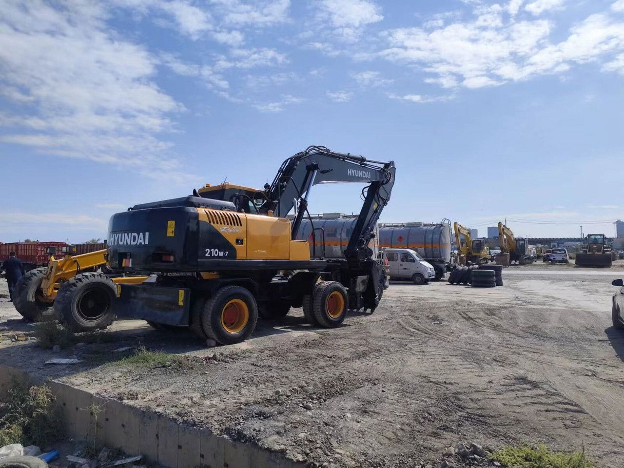 Hyundai R210-7 - Bager točkaš: slika 4 Hyundai R210-7 - Bager točkaš: slika 4