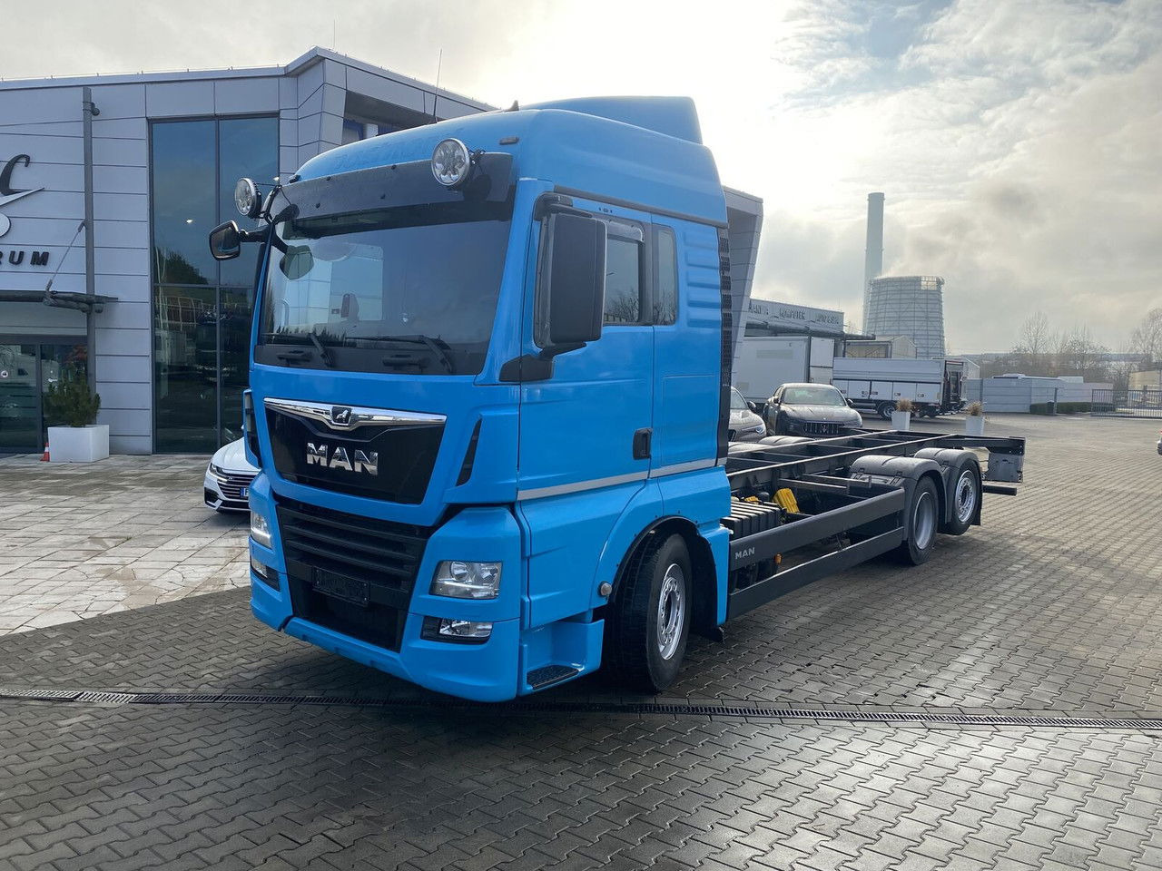 MAN TGX 26.500 NEW Service AT MAN / Frame - Kamion sa golom šasijom i zatvorenom kabinom: slika 1 MAN TGX 26.500 NEW Service AT MAN / Frame - Kamion sa golom šasijom i zatvorenom kabinom: slika 1