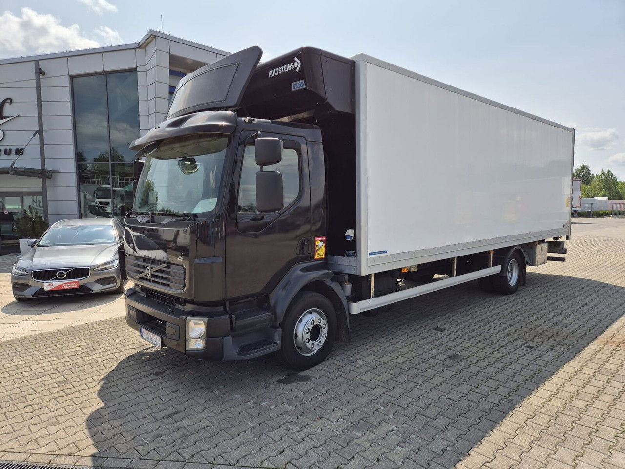 Volvo FL 240 1 Owner / Container - Kamion sa zatvorenim sandukom: slika 2 Volvo FL 240 1 Owner / Container - Kamion sa zatvorenim sandukom: slika 2