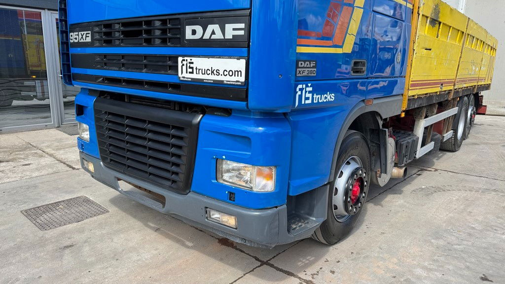 DAF XF 95.380 6X2 stake body - air condition - Kamion sa tovarnim sandukom: slika 2 DAF XF 95.380 6X2 stake body - air condition - Kamion sa tovarnim sandukom: slika 2