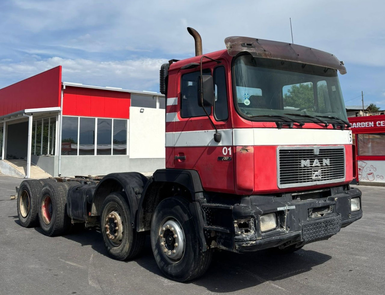 MAN 32.322 8x4 chassis - spring - Kamion sa golom šasijom i zatvorenom kabinom: slika 2 MAN 32.322 8x4 chassis - spring - Kamion sa golom šasijom i zatvorenom kabinom: slika 2