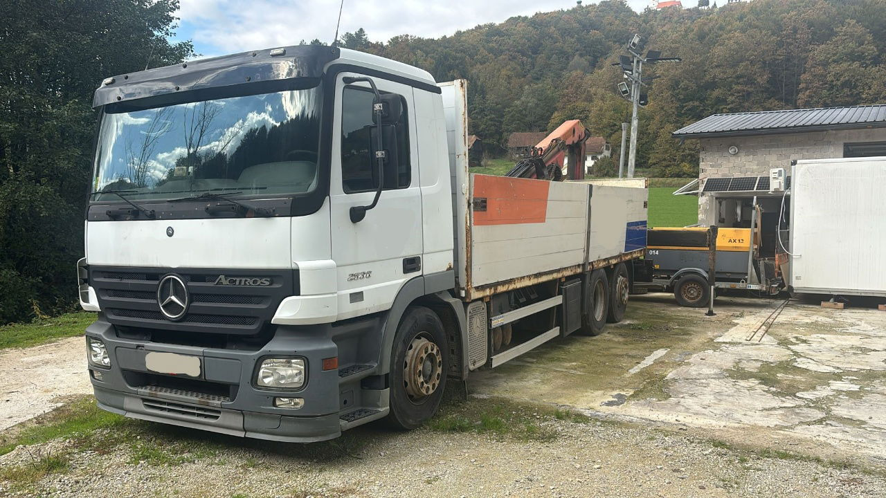 Mercedes-Benz Actros 2536 L 6x2 stake body - lifting axle - Kamion sa tovarnim sandukom: slika 1 Mercedes-Benz Actros 2536 L 6x2 stake body - lifting axle - Kamion sa tovarnim sandukom: slika 1