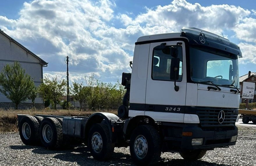 Mercedes-Benz Actros 3243 8x4 chassis - Kamion sa golom šasijom i zatvorenom kabinom: slika 2 Mercedes-Benz Actros 3243 8x4 chassis - Kamion sa golom šasijom i zatvorenom kabinom: slika 2