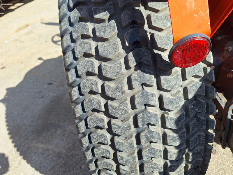 Vučno vozilo Kubota B2150: slika 11 Vučno vozilo Kubota B2150: slika 11