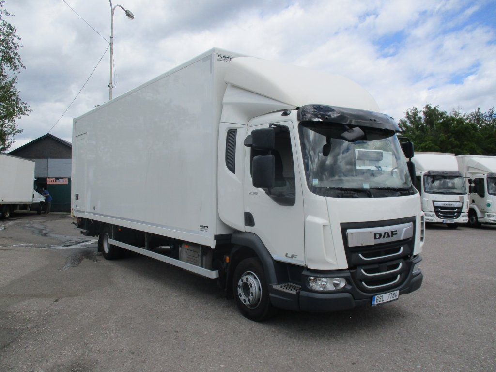 DAF LF 230 Dhollandia 2T - Kamion sa zatvorenim sandukom: slika 1 DAF LF 230 Dhollandia 2T - Kamion sa zatvorenim sandukom: slika 1