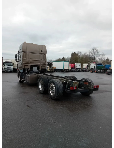 DAF XF 105.510 6x2 - Kamion sa golom šasijom i zatvorenom kabinom: slika 3 DAF XF 105.510 6x2 - Kamion sa golom šasijom i zatvorenom kabinom: slika 3