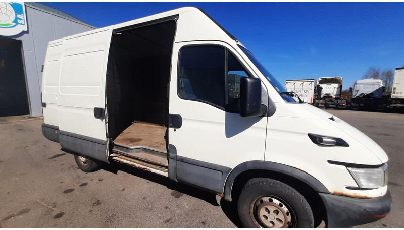 Iveco Daily 35S12 - Furgon: slika 4 Iveco Daily 35S12 - Furgon: slika 4