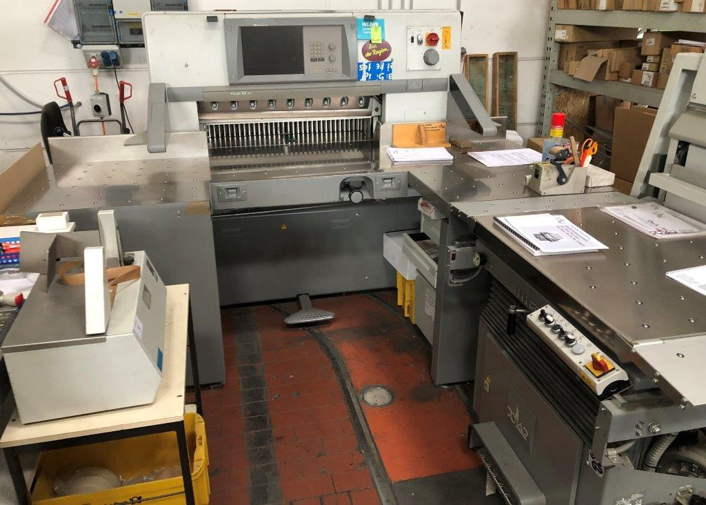 Polar 92 XT high-speed cutting line with RA-2 vibrator, optional LW 450 lift and counting scale - Mašina za rezanje papira: slika 1 Polar 92 XT high-speed cutting line with RA-2 vibrator, optional LW 450 lift and counting scale - Mašina za rezanje papira: slika 1