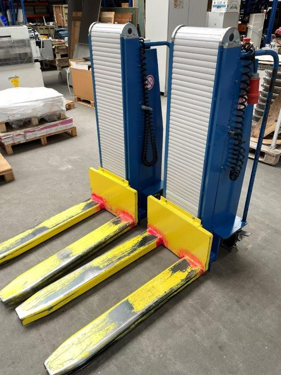 Two electric pallet lifters Butler 1200 - Kolica za palete: slika 1 Two electric pallet lifters Butler 1200 - Kolica za palete: slika 1