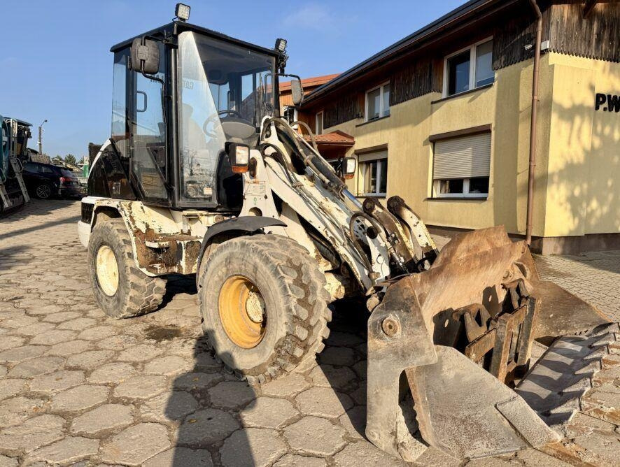 CAT 906 - Utovarivač točkaš: slika 2 CAT 906 - Utovarivač točkaš: slika 2