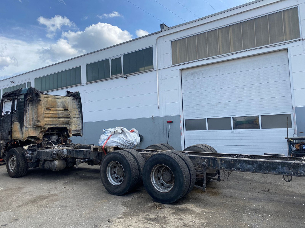 MAN TGX 26.580 Verbrannt 6x4 - Kamion sa golom šasijom i zatvorenom kabinom: slika 3 MAN TGX 26.580 Verbrannt 6x4 - Kamion sa golom šasijom i zatvorenom kabinom: slika 3