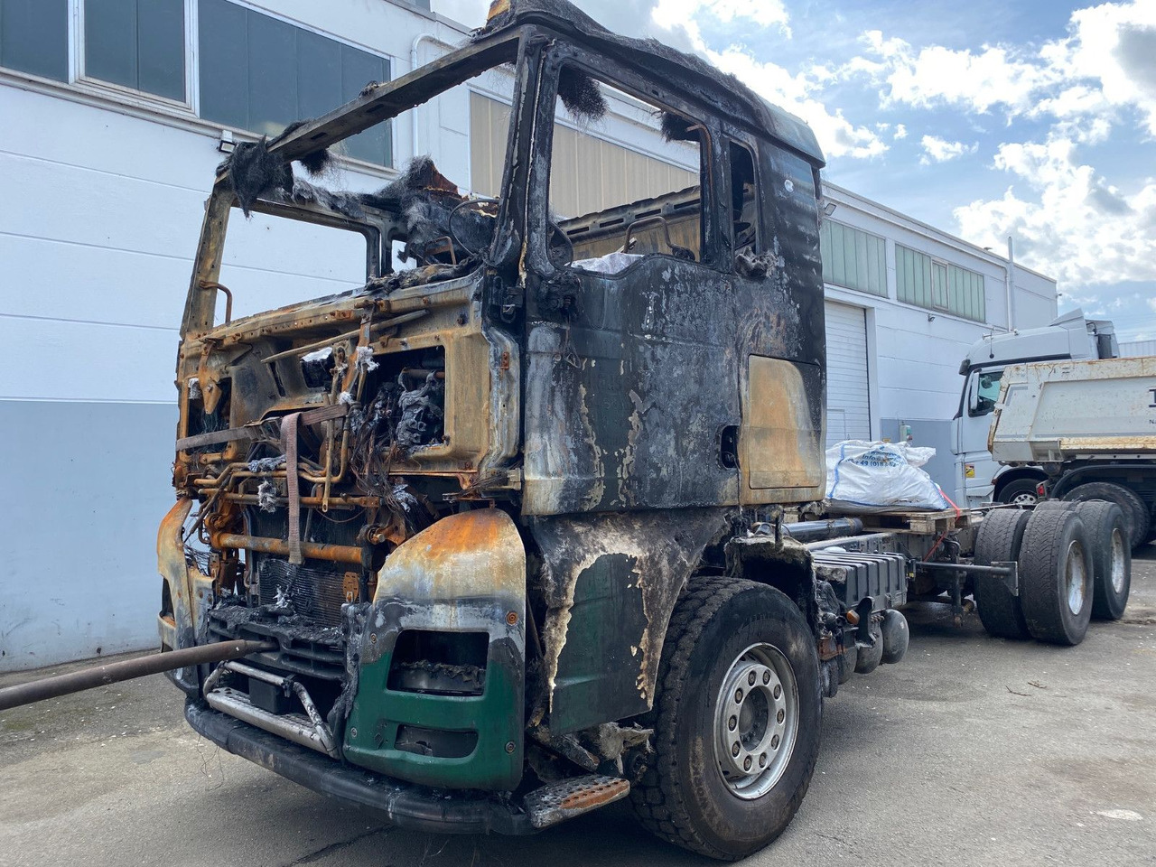 MAN TGX 26.580 Verbrannt 6x4 - Kamion sa golom šasijom i zatvorenom kabinom: slika 2 MAN TGX 26.580 Verbrannt 6x4 - Kamion sa golom šasijom i zatvorenom kabinom: slika 2