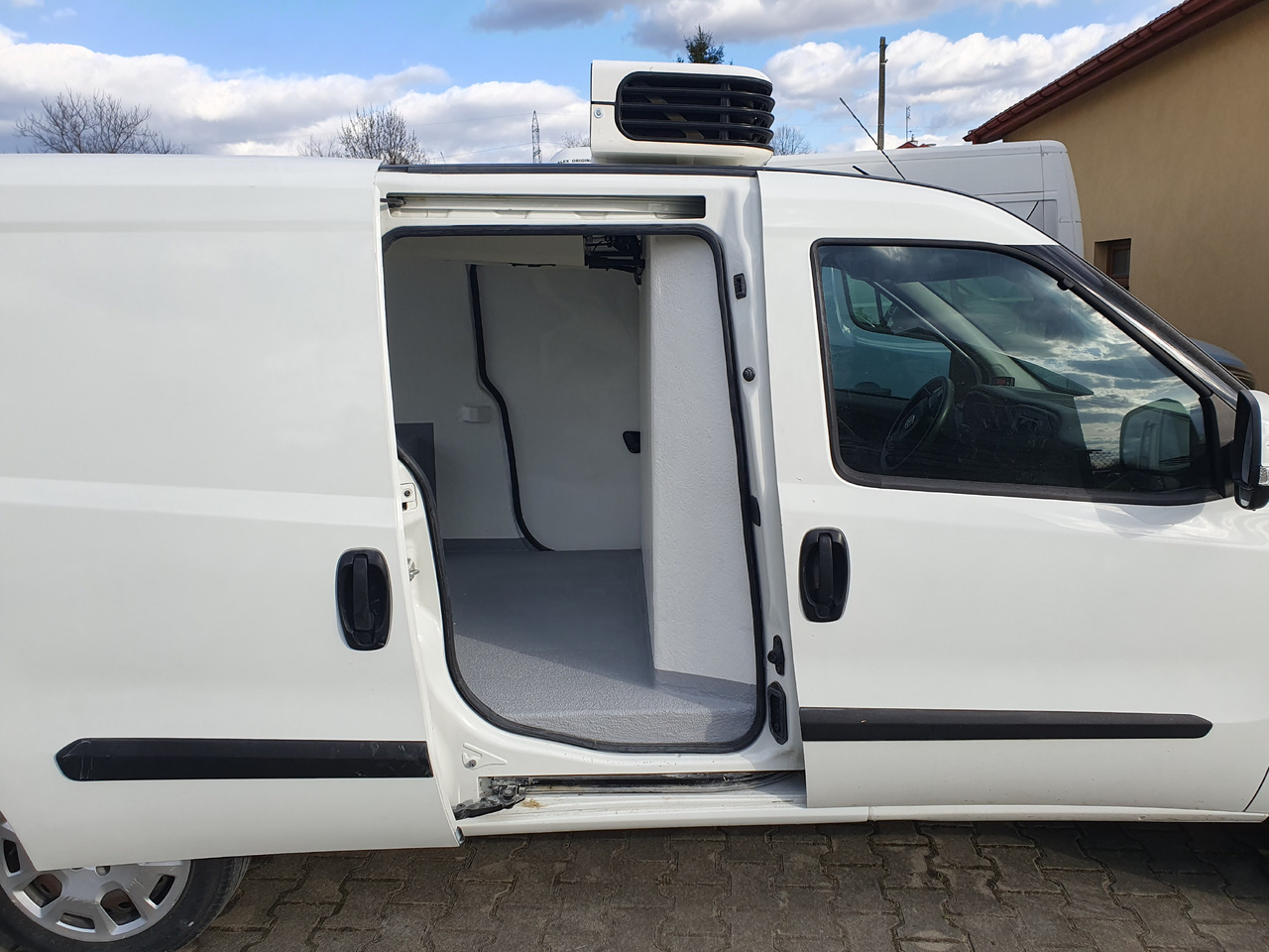 FIAT DOBLO CHLODNIA MROZNIA CARRIER KLIMA EURO6 - Dostavno vozilo hladnjača: slika 3 FIAT DOBLO CHLODNIA MROZNIA CARRIER KLIMA EURO6 - Dostavno vozilo hladnjača: slika 3
