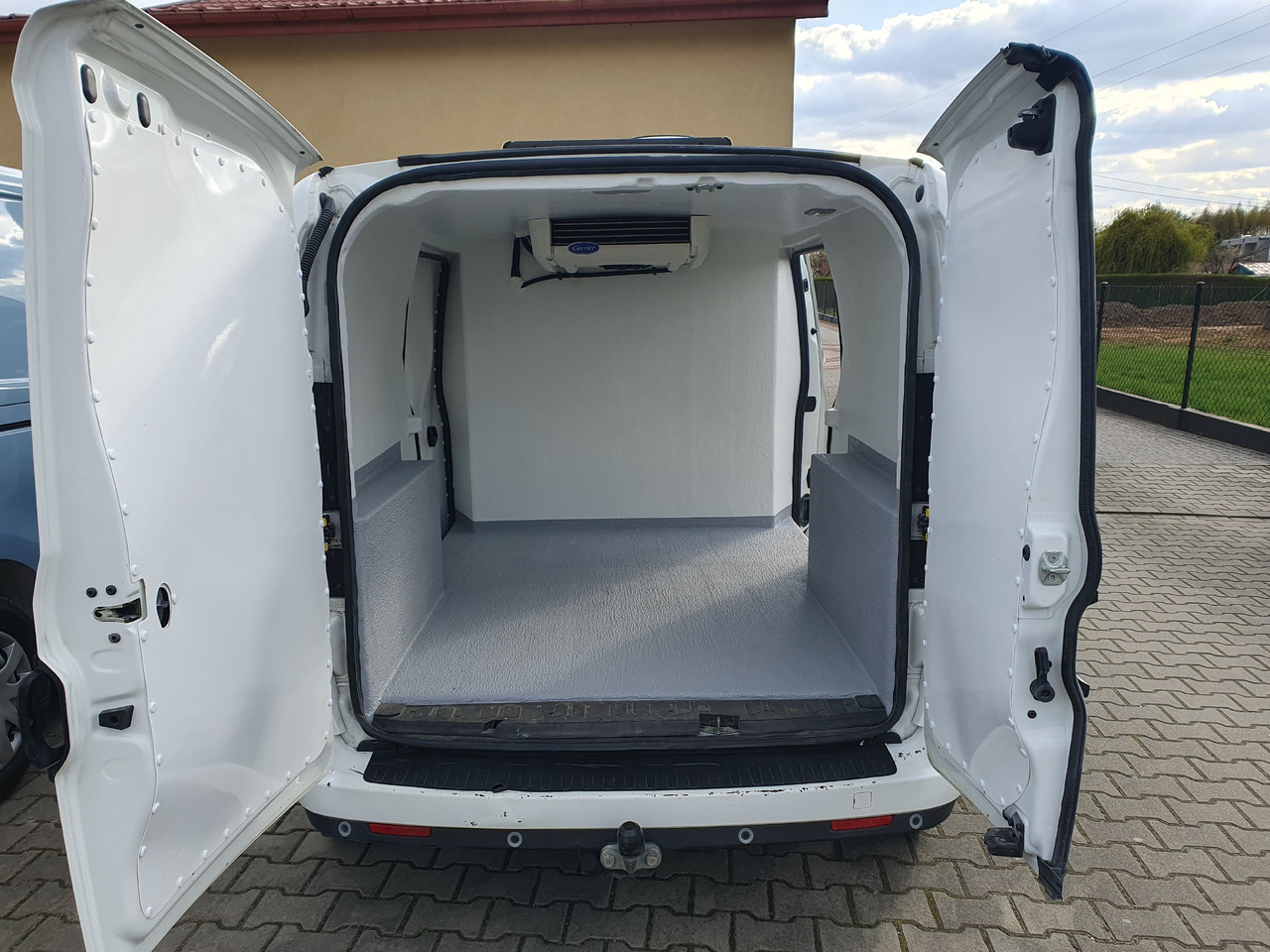 FIAT DOBLO CHLODNIA MROZNIA CARRIER KLIMA EURO6 - Dostavno vozilo hladnjača: slika 2 FIAT DOBLO CHLODNIA MROZNIA CARRIER KLIMA EURO6 - Dostavno vozilo hladnjača: slika 2