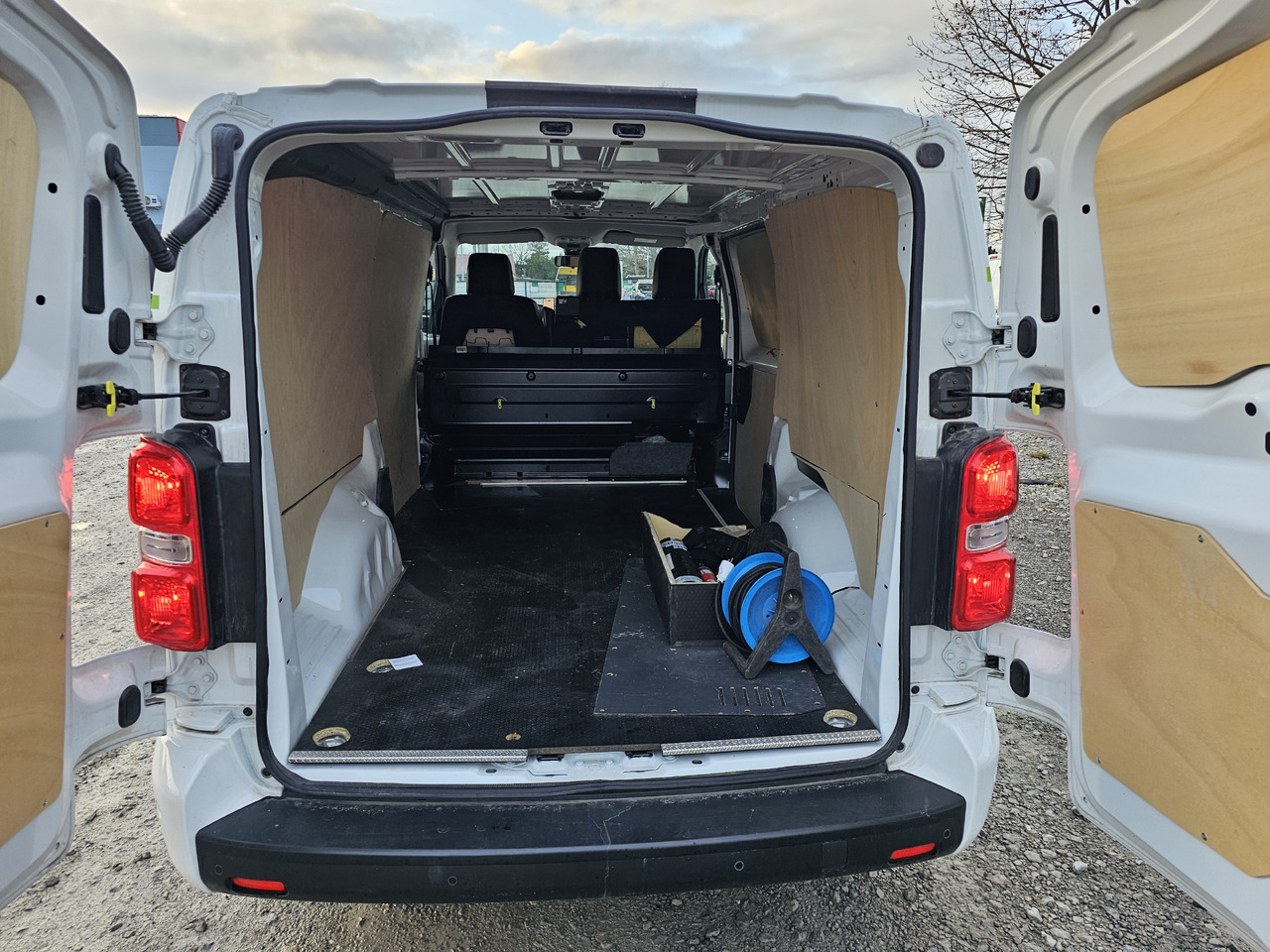 TOYOTA PROACE LONG ELECTRIC 75 KWH KLIMA NAVI KAMERA - Mali kombi, Električno dostavno vozilo: slika 3 TOYOTA PROACE LONG ELECTRIC 75 KWH KLIMA NAVI KAMERA - Mali kombi, Električno dostavno vozilo: slika 3