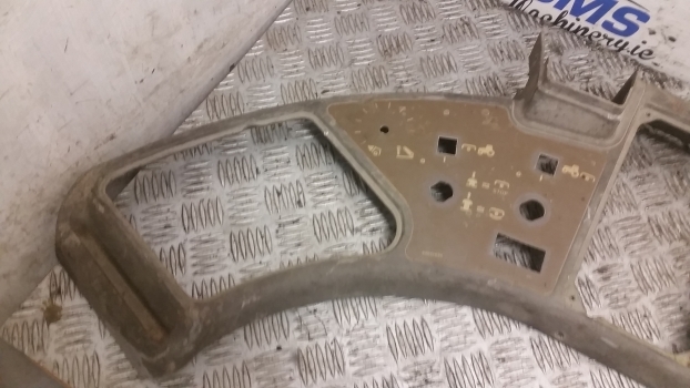 Case Mxm120, Mxm130, Mxm140, Mxm155, Mxm175, Mxm190 Cab Console Panel 82038962 - Kabina i enterijer za Traktor: slika 2 Case Mxm120, Mxm130, Mxm140, Mxm155, Mxm175, Mxm190 Cab Console Panel 82038962 - Kabina i enterijer za Traktor: slika 2