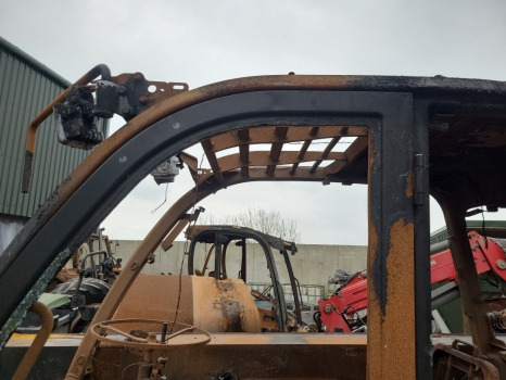 Jcb 542-70 Ag Cab door frame Upper 402/s2934 - Vrata i delovi: slika 4 Jcb 542-70 Ag Cab door frame Upper 402/s2934 - Vrata i delovi: slika 4