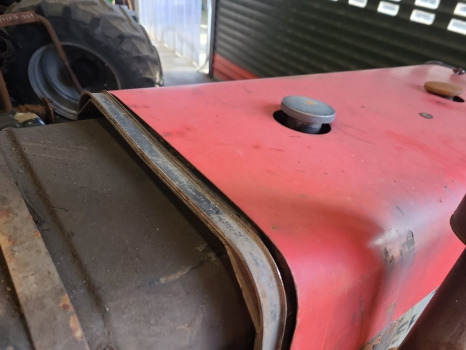 Massey Ferguson 275, 290 Fuel Tank 1876532m94 - Rezervoar za gorivo: slika 2 Massey Ferguson 275, 290 Fuel Tank 1876532m94 - Rezervoar za gorivo: slika 2