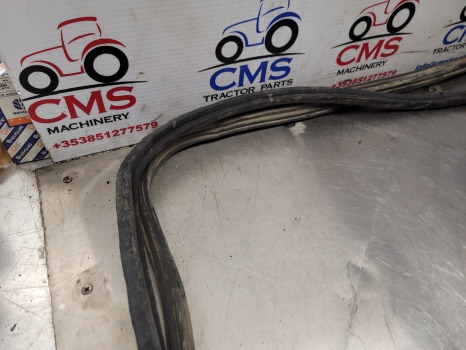 Massey Ferguson 4355, 4245, 4255 Cab Roof Hatch Seal Kit 3821741m1, 3901554m1 - Karoserija i eksterijer: slika 3 Massey Ferguson 4355, 4245, 4255 Cab Roof Hatch Seal Kit 3821741m1, 3901554m1 - Karoserija i eksterijer: slika 3