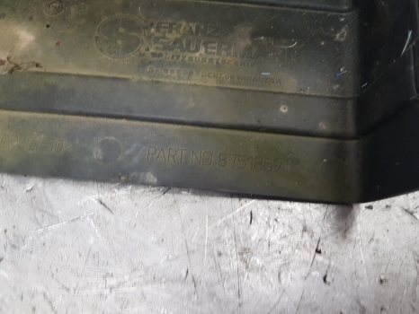 New Holland Case T7.200 Engine Air Cleaner Intake Vent 87518691, 84131959 - Sistem za usis vazduha za Traktor: slika 3 New Holland Case T7.200 Engine Air Cleaner Intake Vent 87518691, 84131959 - Sistem za usis vazduha za Traktor: slika 3