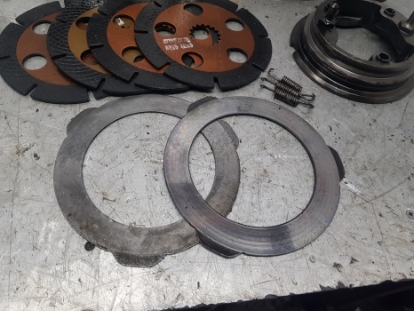 New Holland Lm435a Dana Spicer Brake Actuator Disc Kit 112.07.610.02; 85813919 - Kočioni diskovi za Teleskopski upravljač: slika 2 New Holland Lm435a Dana Spicer Brake Actuator Disc Kit 112.07.610.02; 85813919 - Kočioni diskovi za Teleskopski upravljač: slika 2