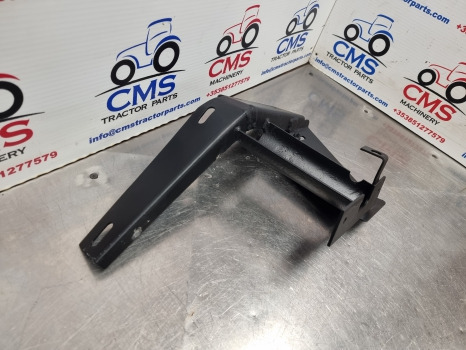 New Holland Tm, Ts, Tl, 60, 40 Series, Mudguard Extension Support Rhs 82029985 - Blatobran: slika 3 New Holland Tm, Ts, Tl, 60, 40 Series, Mudguard Extension Support Rhs 82029985 - Blatobran: slika 3