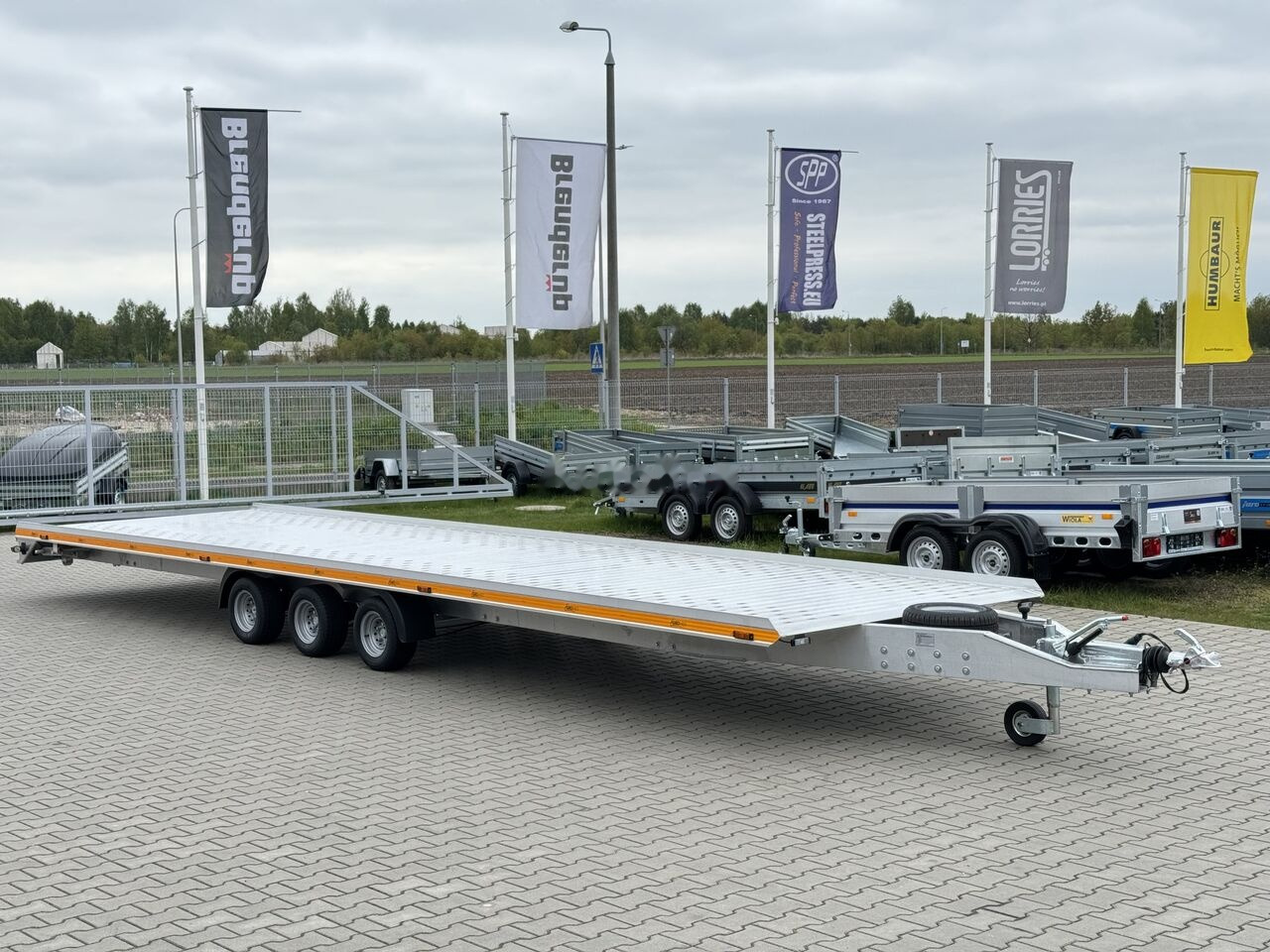 Gromex L3-3500-8,5 laweta aluminiowa 3-osiowa DMC 3500kg - Prikolica za prevoz automobila: slika 1 Gromex L3-3500-8,5 laweta aluminiowa 3-osiowa DMC 3500kg - Prikolica za prevoz automobila: slika 1