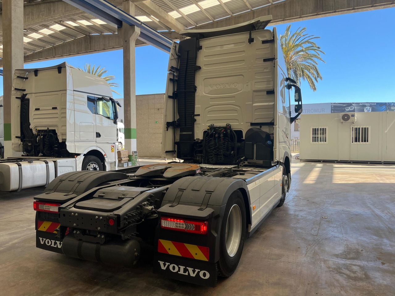 Volvo FH 460 Globetrotter XL i-Save I-ParkCool - Tegljač: slika 4 Volvo FH 460 Globetrotter XL i-Save I-ParkCool - Tegljač: slika 4