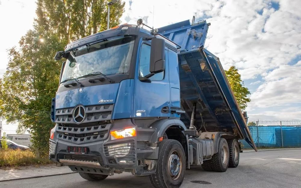 Mercedes-Benz Arocs 2652 6x4 – Wywrotka trójstronna Meiller z Bordmatik (Euro 6) - Istovarivač: slika 1 Mercedes-Benz Arocs 2652 6x4 – Wywrotka trójstronna Meiller z Bordmatik (Euro 6) - Istovarivač: slika 1