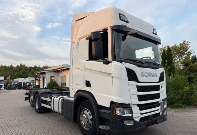 Scania R450 BDF • 6x2 • Euro 6d • Skrętna tylna oś • Retarder • Pod zabudowę • - Kamion sa golom šasijom i zatvorenom kabinom: slika 2 Scania R450 BDF • 6x2 • Euro 6d • Skrętna tylna oś • Retarder • Pod zabudowę • - Kamion sa golom šasijom i zatvorenom kabinom: slika 2