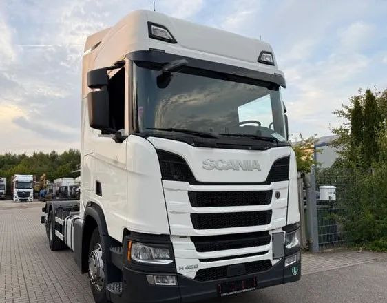 Scania R450 BDF • 6x2 • Euro 6d • Skrętna tylna oś • Retarder • Pod zabudowę • - Kamion sa golom šasijom i zatvorenom kabinom: slika 1 Scania R450 BDF • 6x2 • Euro 6d • Skrętna tylna oś • Retarder • Pod zabudowę • - Kamion sa golom šasijom i zatvorenom kabinom: slika 1
