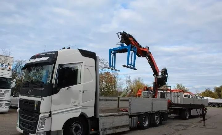 Volvo FH500 6x2 | Platforma z HDS Fassi F215A7 - Sterowanie radiowe | Euro 6 | Automatyczna skrzynia | 390 000 km - Kamion sa tovarnim sandukom, Kamion sa dizalicom: slika 5 Volvo FH500 6x2 | Platforma z HDS Fassi F215A7 - Sterowanie radiowe | Euro 6 | Automatyczna skrzynia | 390 000 km - Kamion sa tovarnim sandukom, Kamion sa dizalicom: slika 5