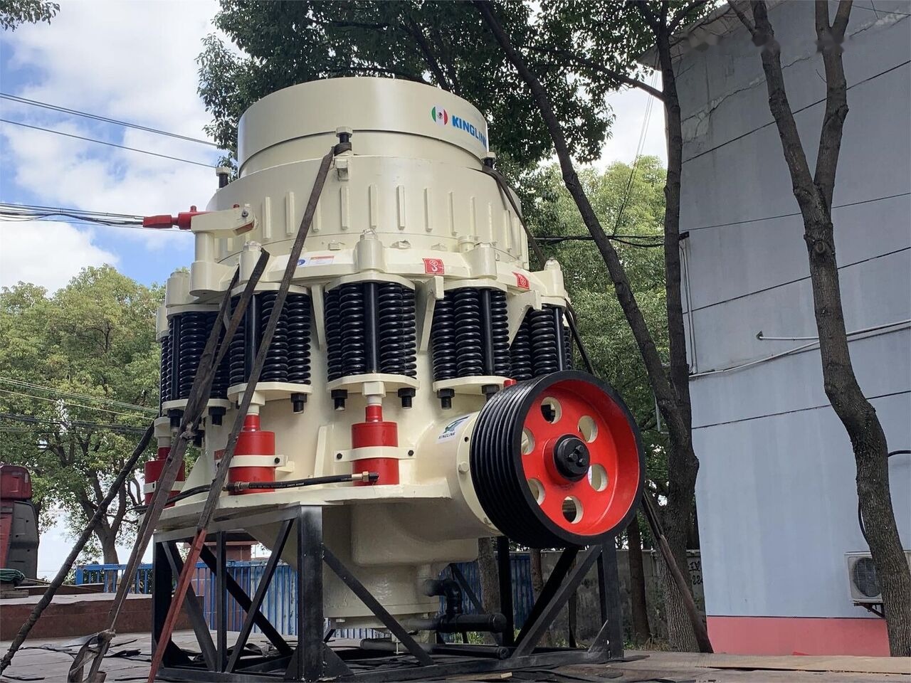 Kinglink 250TPH KLM1380 Iron Ore Cone Crusher - Konusna drobilica: slika 2 Kinglink 250TPH KLM1380 Iron Ore Cone Crusher - Konusna drobilica: slika 2