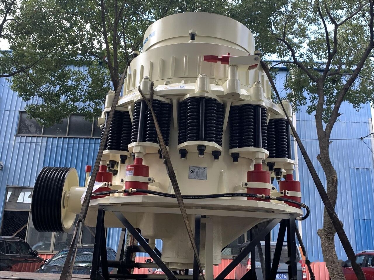 Kinglink 250TPH KLM1380 Iron Ore Cone Crusher - Konusna drobilica: slika 3 Kinglink 250TPH KLM1380 Iron Ore Cone Crusher - Konusna drobilica: slika 3