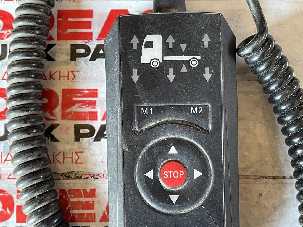 MERCEDES-BENZ ACTROS MP4 SUSPENSION CONTROLLER - A 002 820 8197 - Električni sistem za Kamion: slika 2 MERCEDES-BENZ ACTROS MP4 SUSPENSION CONTROLLER - A 002 820 8197 - Električni sistem za Kamion: slika 2