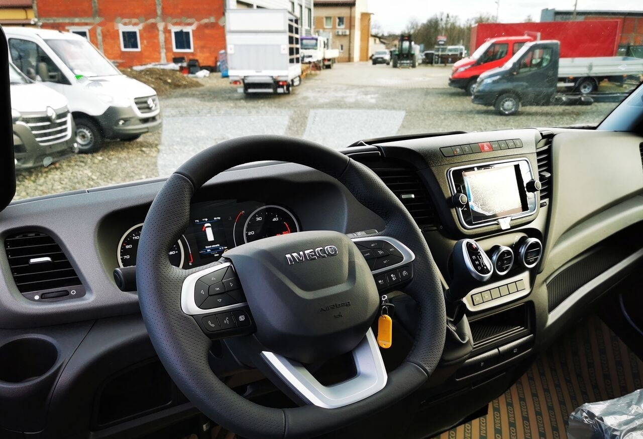 Interior photo 1: Furgon novi IVECO IVECO 35S18HA8 V L4H2